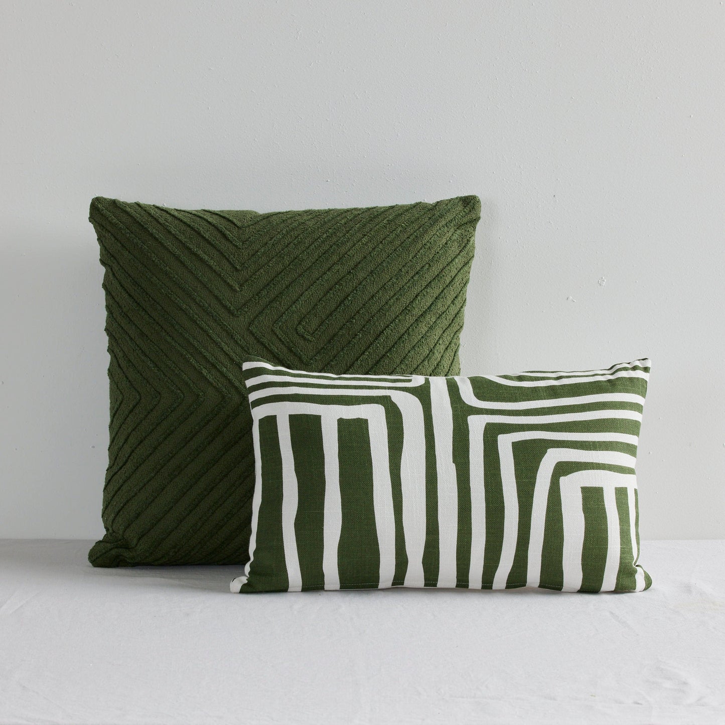 Coussin à motif de feuilles abstraites - Vert moyen/Blanc - 30 x 50 cm