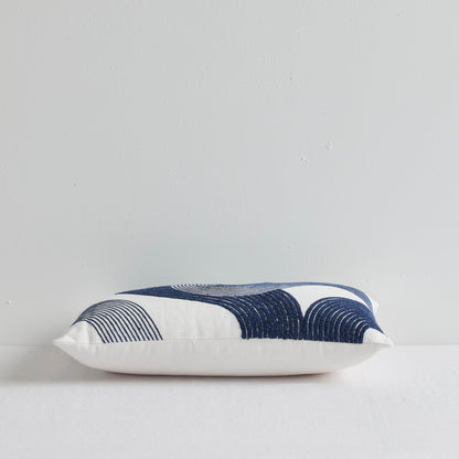 Coussin tourbillon - Blanc/Bleu foncé - 30 x 50 cm