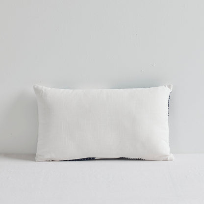 Coussin tourbillon - Blanc/Bleu foncé - 30 x 50 cm
