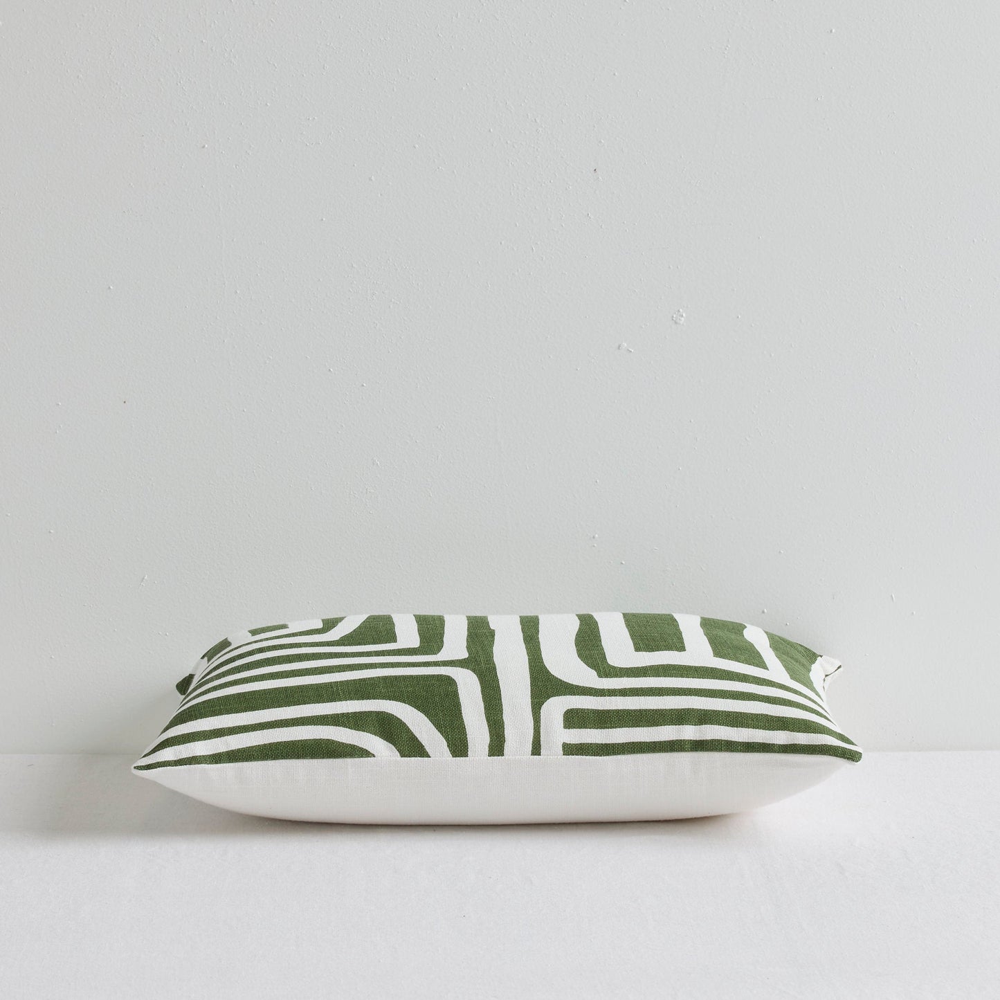 Coussin à motif de feuilles abstraites - Vert moyen/Blanc - 30 x 50 cm