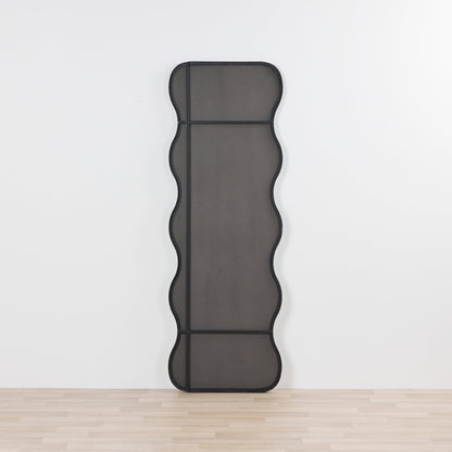 Miroir long à bords ondulés