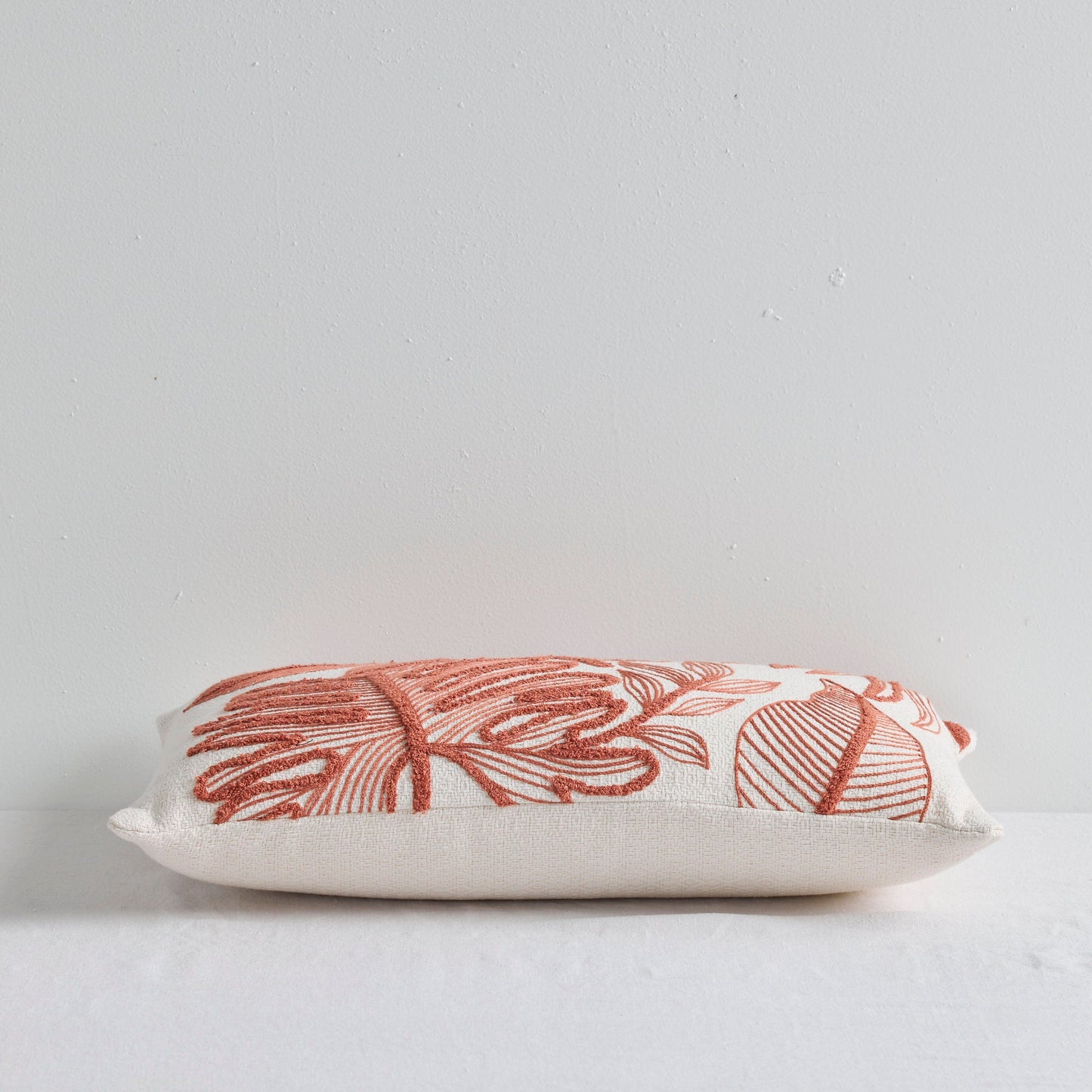 Coussin à motif feuillage - Blanc/Terre cuite - 30 x 50 cm