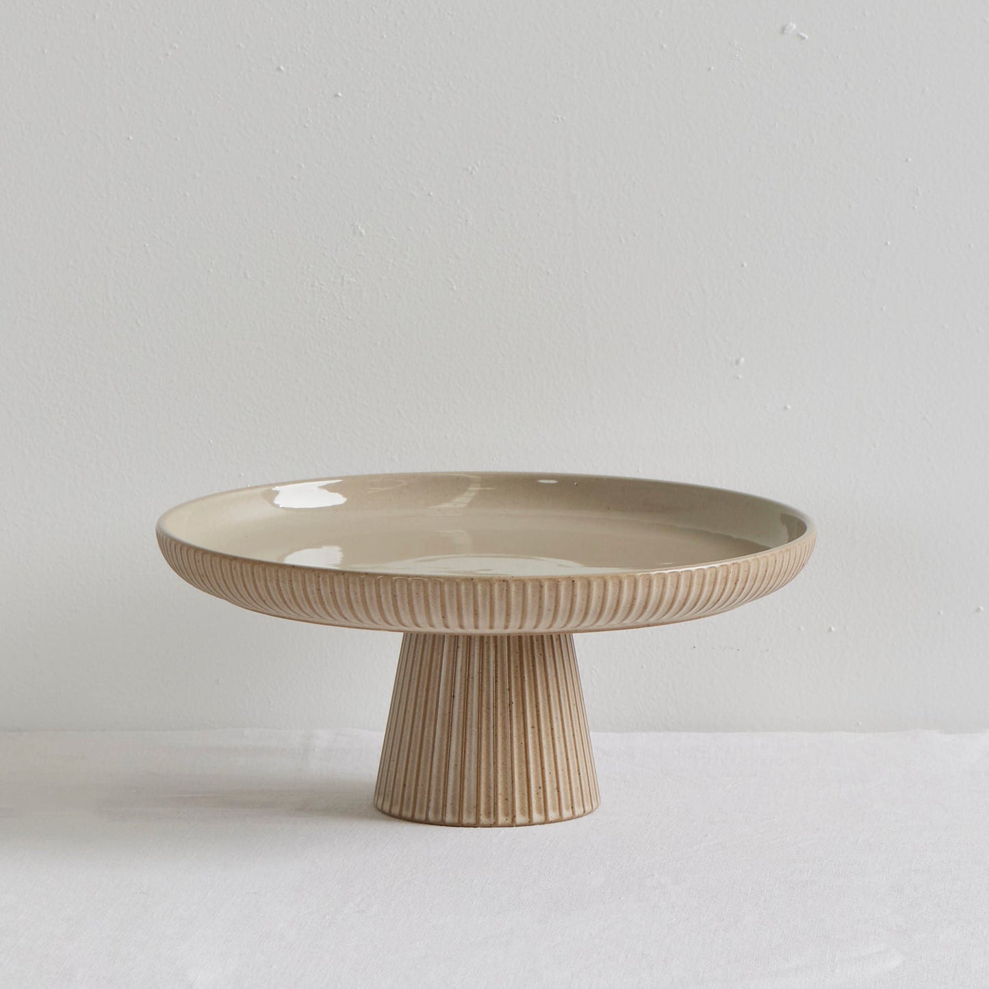 Assiette à pied sculptée - Argile