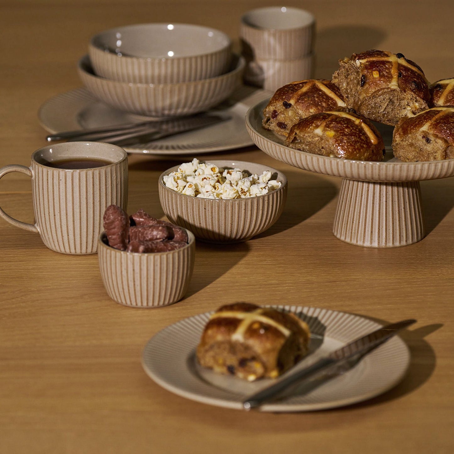 Assiette à pied sculptée - Argile