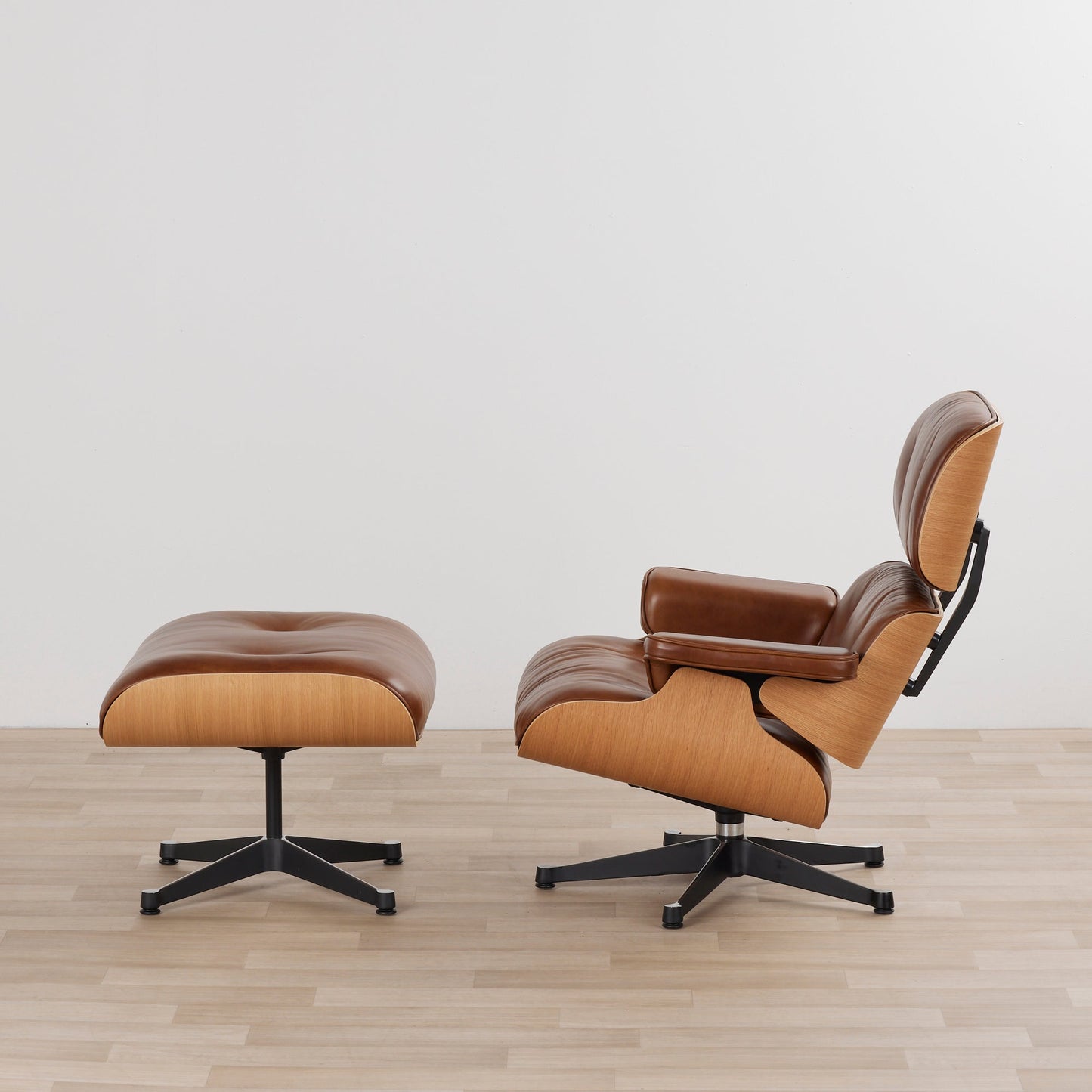 Ensemble fauteuil et repose-pieds Eames (réplique) - Selle/Chêne